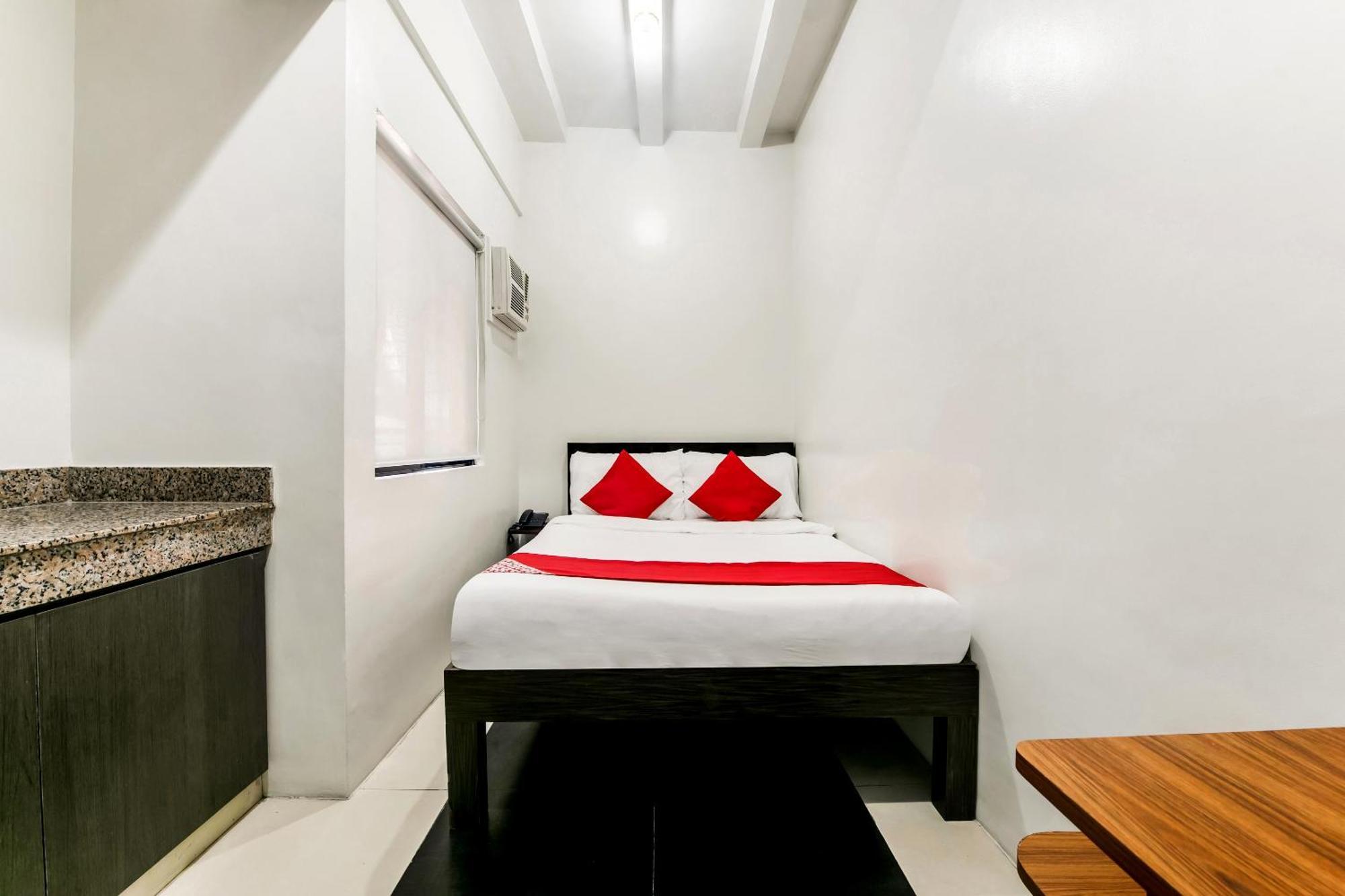 Oyo 136 Regal Residences Quezon City Kültér fotó